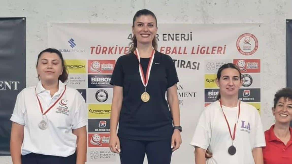  BEDEN EĞİTİMİ ÖĞRETMENİMİZ AYLİN AY 'PICKLEBALL ANTALYA LİGİ KADINLAR TEK FİNAL' DE ŞAMPİYON OLARAK BİZLERİ GURURLANDIRDI..